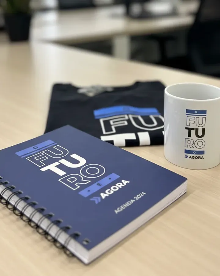 Kit com camiseta DTF, caneca e caderno personalizados
